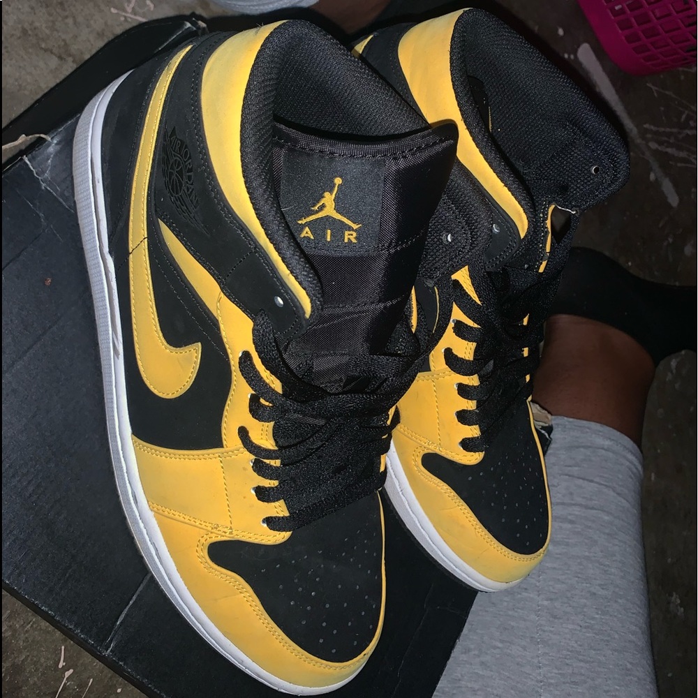 Size mens 10.5 Jordan 1s
